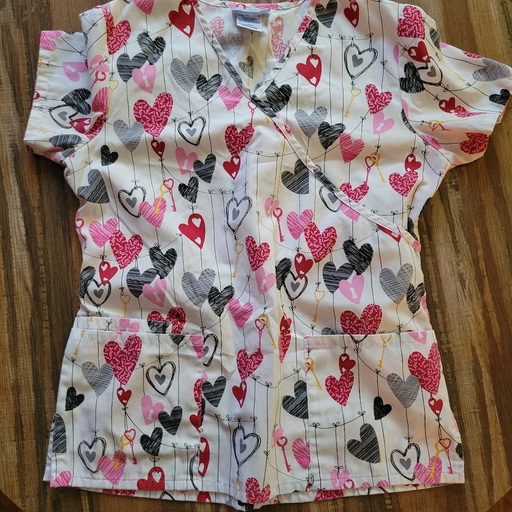 SB Scrub Top sz Small Valentines Day Hearts Red Pink Gray